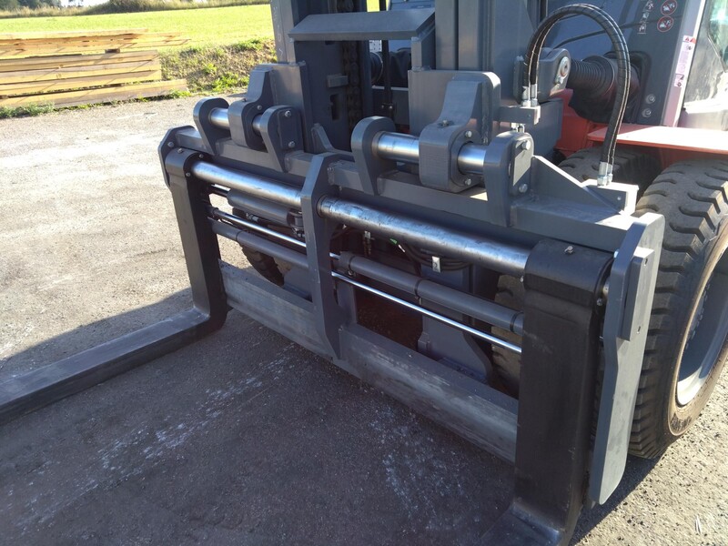 Detail zdvihacího zařízení s vidlicemi a hydraulikou